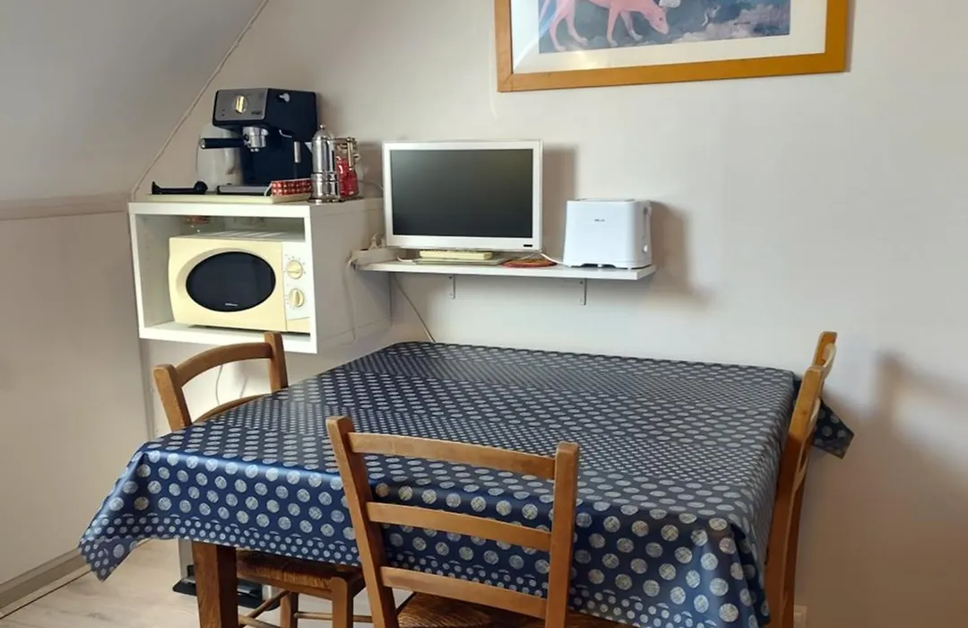 Studio au 2e étage de notre maison de ville-1